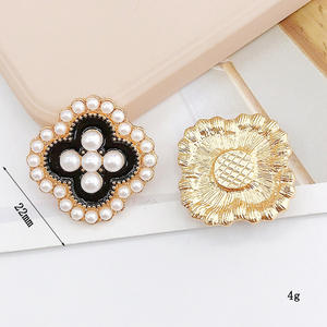 Nouveaux accessoires chics en perles de camélia, trèfle, décoration de coque de téléphone DIY et matériaux de fabrication de breloques pour chaussures, vente en gros - Product Image 3