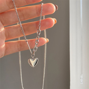 Collar con colgante de corazón de aleación y diamantes de imitación <span class=keywords><strong>para</strong></span> mujer, estilo deportivo, lujo ligero, regalo INS, moda de nicho <span class=keywords><strong>para</strong></span> <span class=keywords><strong>novia</strong></span>, lazo y borla - Product Image 1