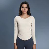 T-shirt de yoga respirant avec soutien-gorge intégré, col en V, manches longues, froncé, amincissant, avec logo frontal, pour l'entraînement