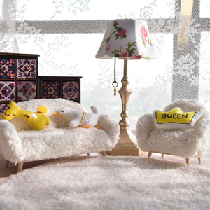 طقم غرفة معيشة مصغر رائع - أرائك زغبية ومصباح مزهر ووسائد لطيفة - Product Image 1