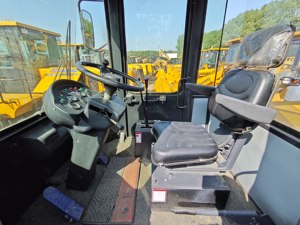Chargeuse sur pneus LG 836 jaune d'occasion, engin de construction avec boîte de vitesses, pompe, moteur et châssis - Product Image 2