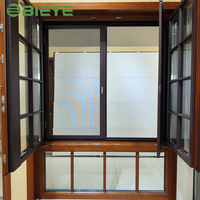 Fenêtre moderne à battant en aluminium recouvert de bois, avec surface intérieure à grain de bois élégant et verre trempé, pour usage extérieur dans les hôtels de charme