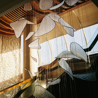 Grand et long lustre en verre d'art d'ondulation de l'eau fait sur commande pour l'escalier d'hôtel