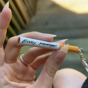 พวงกุญแจรูปบุหรี่แบบสั่งทำพิเศษ แรงบันดาลใจจากอนิเมะและมังงะ "Easy Revenge" รูปเลื่อยโซ่ - Product Image 2