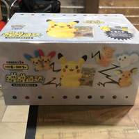 Nouvel Arrivage – Peluche Pokémon Originale Cheeks Plush Toy avec Boîte Cadeau Présentoir de Cartes et Boîte Mystère Incluant 151 Boosters