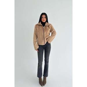 Manteau long beige en fourrure avec fermeture éclair, coupe ajustée, réversible, motif rayé imprimé, en laine teinte avec rembourrage en coton, en fourrure de renard fine - Product Image 2