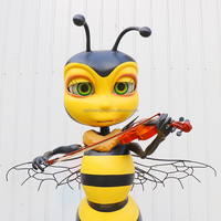 Modèle de robot abeille animatronique programmé, joue du violon pour le musée des sciences