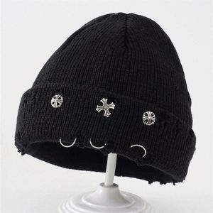Bonnet en tricot acrylique unisexe style streetwear décontracté et déchiré, avec revers et épingles, pour le hip-hop, vente en gros - Product Image 3