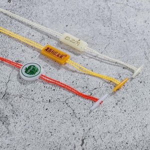 Étiquette de vêtement personnalisée avec logo de marque en relief 3D, boucle de suspension, étiquette en plastique scellée, étiquette durable avec cordon de verrouillage - Product Image 4