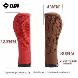 Puños <span class=keywords><strong>de</strong></span> Ciclismo Odi <span class=keywords><strong>de</strong></span> Diseño Plegable en Plástico Antideslizantes y con Absorción <span class=keywords><strong>de</strong></span> Impactos para Bicicletas <span class=keywords><strong>de</strong></span> Carretera y Montaña con Bloqueo Tipo Bola <span class=keywords><strong>de</strong></span> Carne - Product Image 2