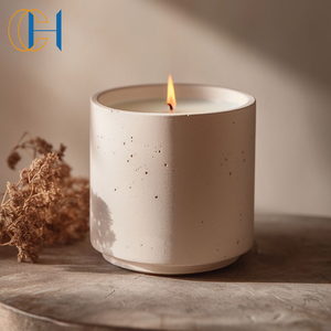 C & H Home Decor Bougie artisanale en argile à la vanille en céramique minimaliste faite à la main - Product Image 1