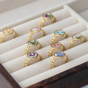 Anello Artigianale a Cuore con Fiori Secchi da Donna Placcato <span class=keywords><strong>Oro</strong></span> in Acciaio Inossidabile con Boccioli Pressati di Nontiscordardimé a Fascia Aperta - Product Image 4