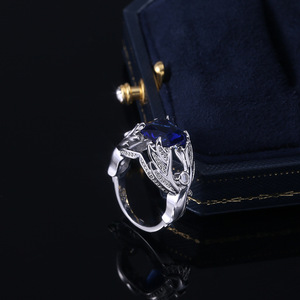 Anello con Ali d'Angelo e Accenti Blu per Donne, Accessorio Creativo ed Elegante per Feste, Regalo di Moda - Product Image 6