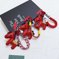 TOLKA Neujahrs-Festliches Rotes Pony-förmiges Handyband mit Logodruck aus Polyester-Material Unisex-Design für Mobiltelefon, Tasche, Gepäck