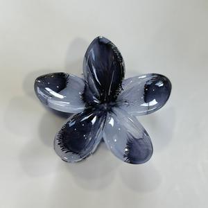 กิ๊บติดผมดอกลีลาวดีแฟชั่นใหม่ ขายดี ขนาด 8 ซม. กิ๊บหนีบผมรูปดอกไข่ ขนาดเล็ก โปร่งใส ทำจากพลาสติก - Product Image 4