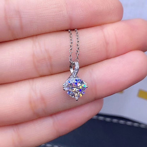 Elegante collana con pendente solitario rotondo, catena con ciondolo in pietra scintillante per donna - Product Image 3