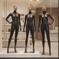 Mannequin de vitrine Benica M-W-BF-06 en PE noir mat avec tête dorée pour magasins de vêtements féminins