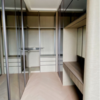 Armoire sur mesure en bois massif couleur crème française, avec rangement intégré, portes battantes pleine hauteur et commode pour chambre à coucher