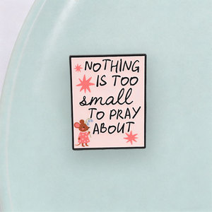 Broche en émail rose carrée inspirante avec motif souris, motif floral étoilé, broche graphique souris, avec la citation 'Rien n'est trop petit pour prier', pour sac à dos - Product Image 3