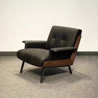 Chaise italienne en cuir simple de style simple de luxe noir clair avec accoudoirs en bois massif pour les loisirs pour le salon
