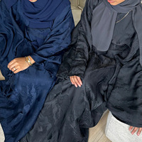 Modische Bedruckte Viskose-Abaya in Übergröße mit Handgezeichnetem Design, Nahtlos & Atmungsaktiv