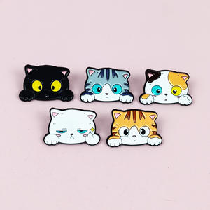 Animaux mignons noir blanc couleur créateur de mode Anime émail dessin animé chat broche broches revers broches Badges pour femmes enfants - Product Image 3