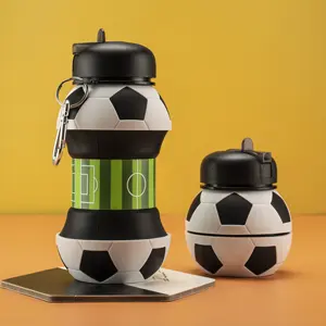 زجاجة سيليكون 500 مل لرياضات خارج المنزل يمكن ارتداؤها مع كرة القدم قابلة للطي زجاجة ماء قابلة للطي مزودة بشعار
