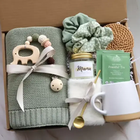 Coffret Cadeau de Vœux de Sympathie en Gros : Boîte Cadeau « Un Étreinte » avec Chaussettes Chaudes et Confortables, Bougie Parfumée et Tasse – Idéal pour Maman et les Femmes