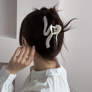 <span class=keywords><strong>2026</strong></span> Accessoires capillaires coréens en gros, Grande pince à cheveux requin, Accessoires à texture encre avec logo personnalisé, Pinces à cheveux pour femmes et filles - Product Image 4