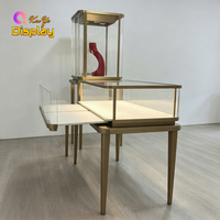 Vitrine de présentation de bijoux de luxe avec cadre en or brossé, verre trempé et éclairage LED pour boutiques, commerces de détail et centres commerciaux