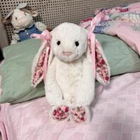 Jellcatt UK White Bashful Bunny Peluche Lapin à oreilles souples et moelleuses, avec oreilles et pattes intérieures à imprimé floral fraise