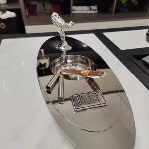 Cendrier de luxe en acier inoxydable blanc, petite statuette dorée, forme carrée, personnalisable pour la maison et l'hôtel - Product Image 1