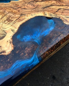 Table à manger en résine époxy faite à la main, plateau en bois et résine bleue, base en métal moderne - Product Image 4