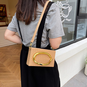 Bolso Bandolera Pequeño Cuadrado en Oferta, con Cadena Decorativa de Metal, Estructura Rígida, Textura Brillante, Estilo Urbano, Chic para el Día a Día - Product Image 5