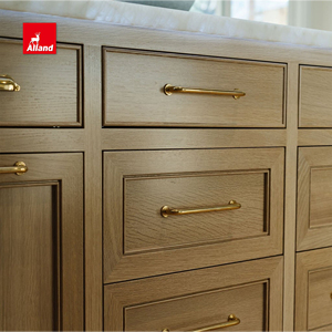 Sofisticato Mobile da <span class=keywords><strong>Cucina</strong></span> in Rovere Bianco con Pannello Shaker Integrato, Dettaglio Lineare Rotondo Radiante e Piano di Lavoro in Onice - Product Image 3