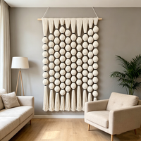 Décoration murale minimaliste moderne en macramé, faite à la main, avec pompons en coton, pour salon