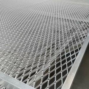 Pannello di recinzione modulare in lamiera stirata, facile da montare per recinzioni temporanee di cantieri edili - Product Image 2