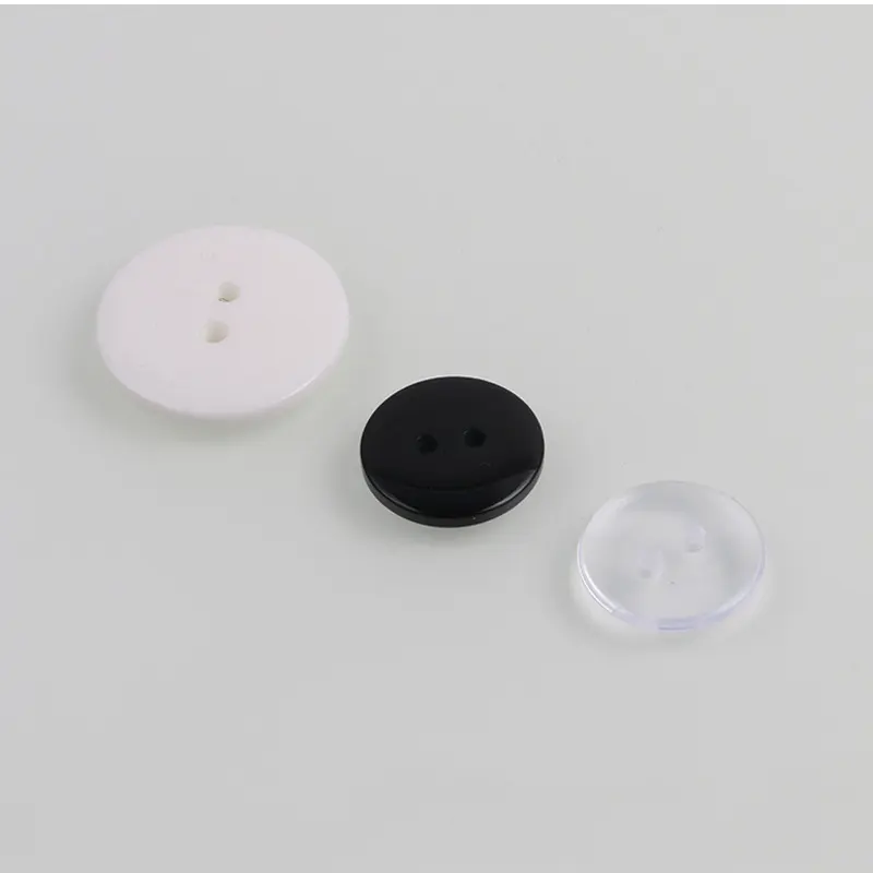 Yiwu wintop mode 2 trous rond plat solide noir blanc transparent résine transparente boutons en plastique pour chemise manteau