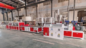 Ligne de production d'extrusion de panneaux muraux et de plafonds en <span class=keywords><strong>profil</strong></span>és <span class=keywords><strong>PVC</strong></span> personnalisés, extrudeuses de plastique <span class=keywords><strong>pour</strong></span> panneaux extérieurs à double vis conique - Product Image 5