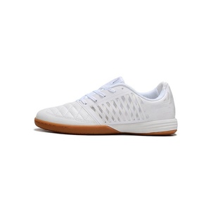 Chaussures <span class=keywords><strong>de</strong></span> football décontractées à semelle plate <span class=keywords><strong>de</strong></span> marque en gros, chaussures <span class=keywords><strong>de</strong></span> football d'entraînement pour hommes <span class=keywords><strong>de</strong></span> haute qualité - Product Image 1