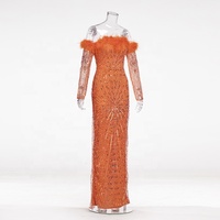 Robe orange brûlée avec des paillettes étoilées éclatantes et une bordure d'épaule en plumes de marabout