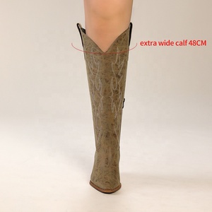 Stivali da cowboy da donna alti fino al ginocchio, extra larghi per polpacci, in finta pelle scamosciata <span class=keywords><strong>beige</strong></span>, stile western mimetico, comodi, con punta affusolata e tacco grosso - Product Image 3