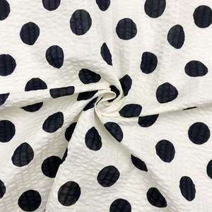 वस्त्र निर्माता सफेद काले पोका डॉट वॉइल बबल सेर्सकर मुद्रित कपास कपड़े - Product Image 1