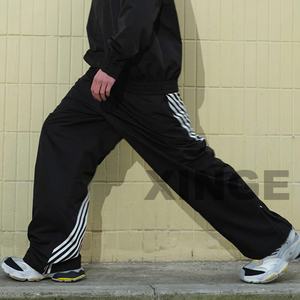 กางเกงวอร์มทรงหลวมคุณภาพสูงแบบสั่งทำพิเศษ ปักลายทาง กางเกงจ็อกเกอร์ผู้ชาย พิมพ์ลายสกรีน กางเกงไนลอนกันลมผู้ชาย - Product Image 4