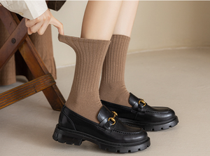 Vente en gros de chaussettes tube moyennes chaudes automne-hiver chaussettes unies en coton de 6 couleurs Ins chaussettes élastiques à la mode de style japonais - Product Image 4