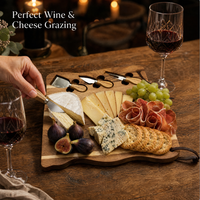 Planche à découper en bois rectangulaire avec extrémités ondulées festonnées, 3 emplacements pour couteaux à fromage, sangle en cuir et bande décorative