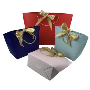 Sacchetto della spesa d'imballaggio del regalo del cuscino di carta blu rosa del mestiere stampato logo su ordinazione di nuovo disegno 2022 della cina per il cosmetico