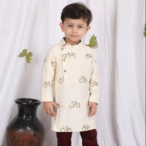 ชุดคุรตะผ้าฝ้ายสีครีมสำหรับเด็กผู้ชาย พร้อมลายจักรยาน แขนยาว สไตล์ชาติพันธุ์ และกางเกงนอนสีแดงเลือดหมู ชุดพิธีกรรมแบบดั้งเดิม - Product Image 1