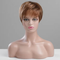 Perruque synthétique brune naturelle à livraison rapide d'usine, douce, de haute qualité, avec frange latérale, mèches blondes dorées, coupe pixie courte