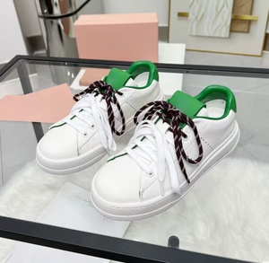 Sneakers blanches haut de gamme à double bride et semelle épaisse, idéales pour un usage décontracté, polyvalentes pour le travail et le sport - Product Image 3